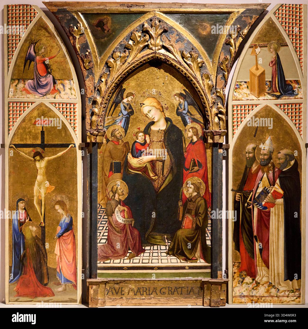 Triptychon, links: Verkündigungsengel, Kreuzigung mit Trauer und Magdalene, Verkündigung der Jungfrau, Heilige Paul Papst Gregor, Dominic, MAESTRO DELLA PREDELLA SHERMAN, Zentrum: Jungfrau der Demut zwischen zwei Engeln und Heiligen Peter, Johannes dem Täufer, eine Heilige und der hl. Stephan, PIERO DI GIOVANNI detto dell LORENZO MONACO, rechts: Gott Vater und die Taube des Heiligen, Accademia 1400, GALLENTMIA, Galleria, Galleria, Galleria Florenz, Firenze, Toskana, Italien. Stockfoto