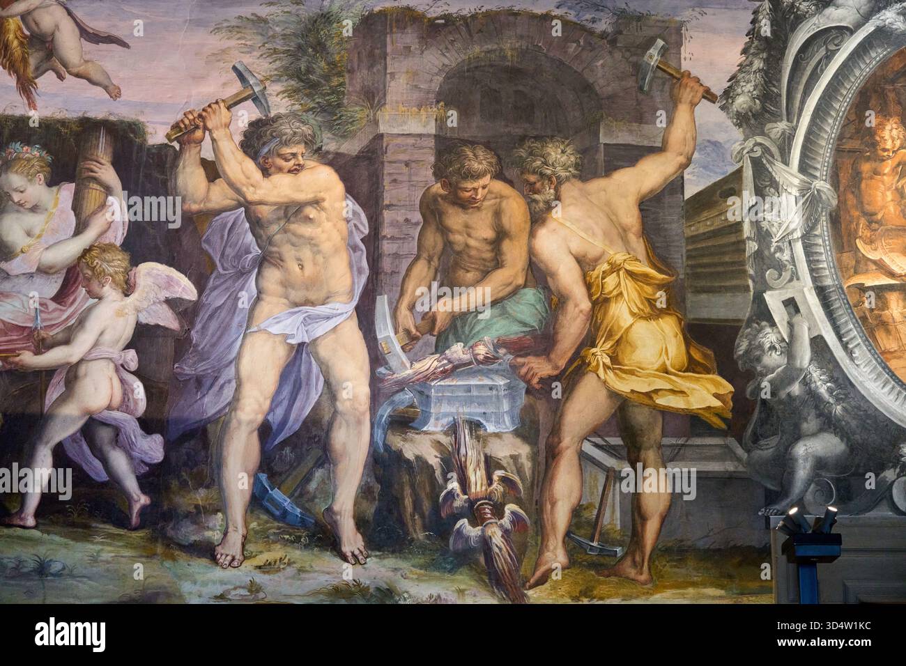 Feuer, Vulkan, Gott des Feuers, schmiedet Pfeile für Cupid, unterstützt von einer Gruppe Putti und seiner Frau Venus, während seine Helfer, die Zyklopen, Blitze für Jupiter, Halle der Elemente, Giorgio Vasari, Cristofano Gherardi, 1555, 1557, Quartiere degli Elementi, Palazzo Vecchio, Florenz, Toskana, Italien. Stockfoto