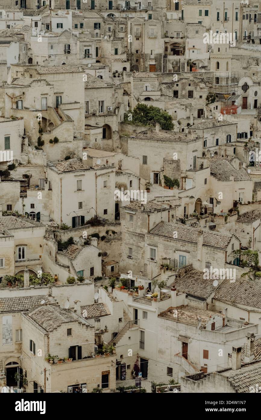 Antike Steinarchitektur von Matera mit historischen Höhlenhäusern und dramatischer Hügellandschaft in Süditalien Stockfoto