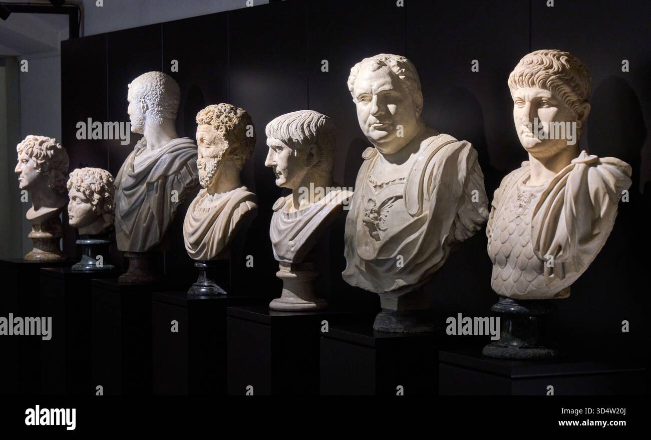 Von links nach rechts: Männliches Porträt (2), Caracalla, Marco Aurelio, Trajan, Vitellius, Nero, Das Marmormuseum, Palazzo Medici Riccardi, Florenz, Toskana, Italien. Stockfoto