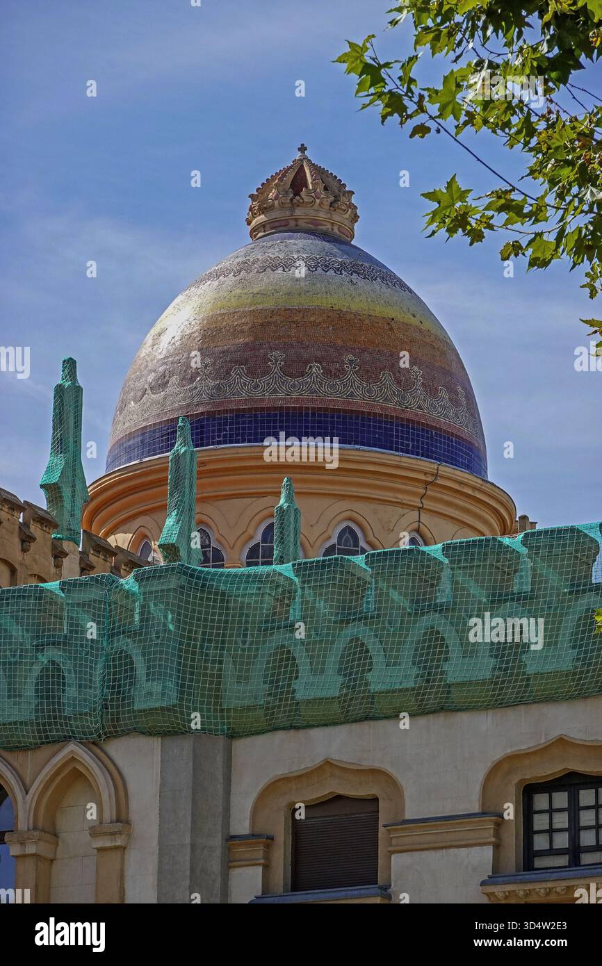 Spanien, Madrid, Blick auf die farbenfrohe Kuppel der Kirche Santa Teresa de Jesus y San Jose auf der Plaza de Espana. Die Kirche St. Theresia und St. Joseph, Parroquia de Santa Teresa Y San Jose Foto © Fabio Mazzarella/Sintesi/Alamy Stock Photo *** Lokale Bildunterschrift *** Stockfoto