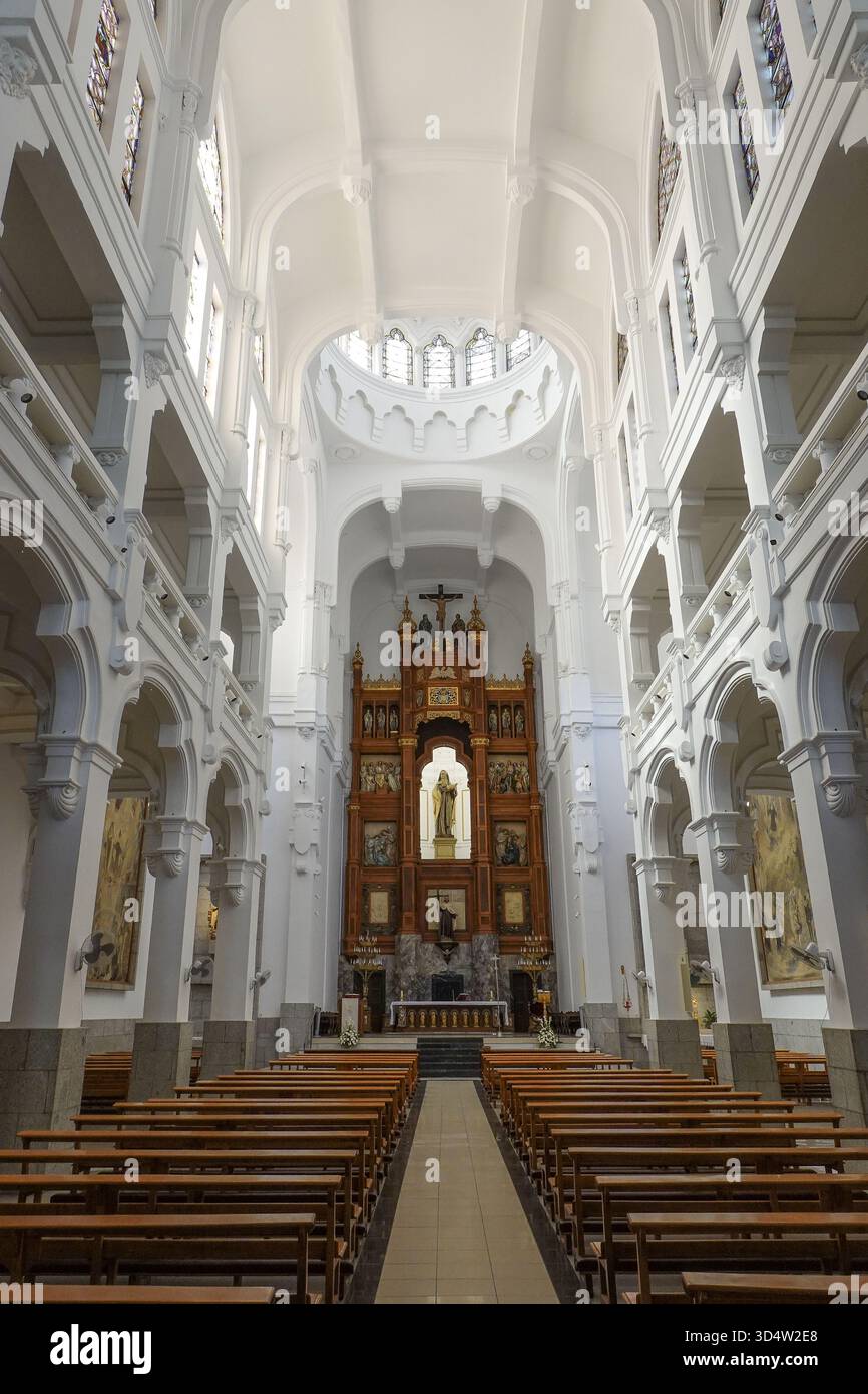 Spanien, Madrid, Innenansicht der Kirche Santa Teresa de Jesus y San Jose auf der Plaza de Espana. Die Kirche St. Theresia und St. Joseph, Parroquia de Santa Teresa Y San Jose Foto © Fabio Mazzarella/Sintesi/Alamy Stock Photo *** Lokale Bildunterschrift *** Stockfoto