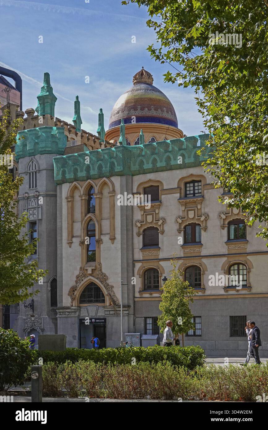 Spanien, Madrid, Blick auf die farbenfrohe Kuppel der Kirche Santa Teresa de Jesus y San Jose auf der Plaza de Espana. Die Kirche St. Theresia und St. Joseph, Parroquia de Santa Teresa Y San Jose Foto © Fabio Mazzarella/Sintesi/Alamy Stock Photo *** Lokale Bildunterschrift *** Stockfoto