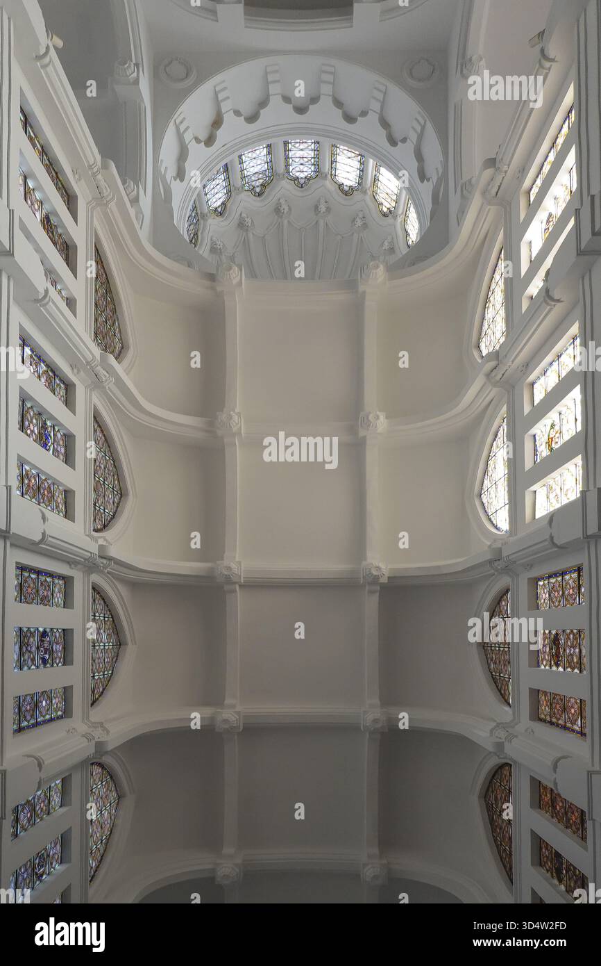 Spanien, Madrid, Innenansicht, die Decke der Kirche Santa Teresa de Jesus y San Jose auf der Plaza de Espana. Die Kirche St. Theresia und St. Joseph, Parroquia de Santa Teresa Y San Jose Foto © Fabio Mazzarella/Sintesi/Alamy Stock Photo *** Lokale Bildunterschrift *** Stockfoto