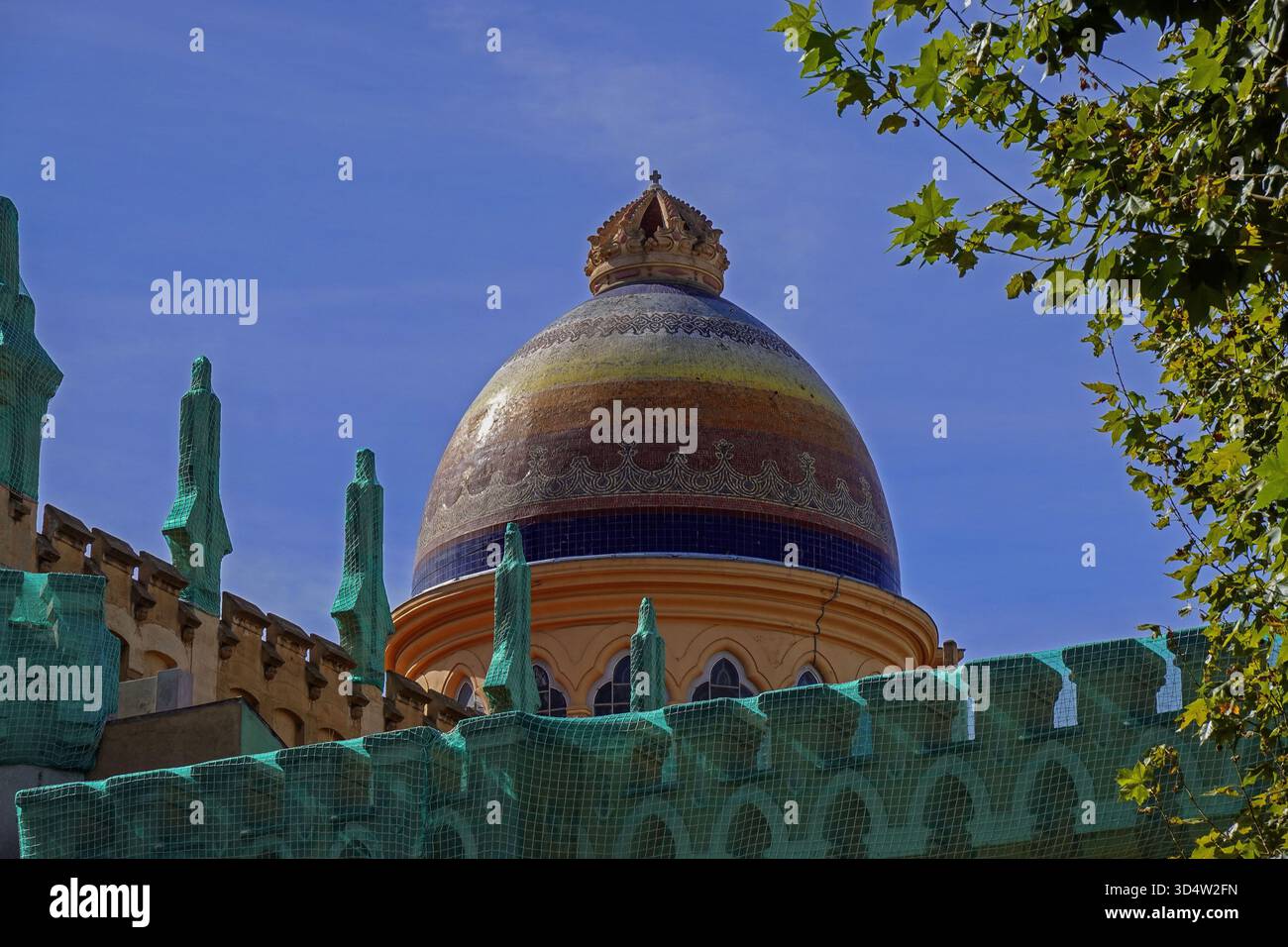 Spanien, Madrid, Blick auf die farbenfrohe Kuppel der Kirche Santa Teresa de Jesus y San Jose auf der Plaza de Espana. Die Kirche St. Theresia und St. Joseph, Parroquia de Santa Teresa Y San Jose Foto © Fabio Mazzarella/Sintesi/Alamy Stock Photo *** Lokale Bildunterschrift *** Stockfoto
