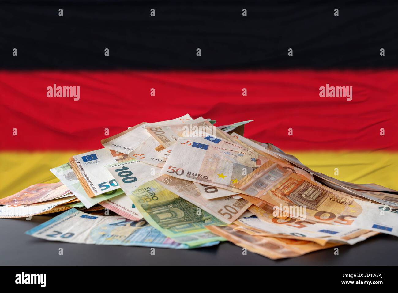 Bayern, Deutschland - 10. November 2025: FOTOMONTAGE, Konzept zur Staatsverschuldung in Deutschland: Ein Stapel Euro-Banknoten vor deutscher Flagge symbolisiert den wachsenden Schuldenberg, die finanziellen Belastungen und die angespannte Haushaltslage in der Bundesrepublik. *** FOTOMONTAGE, Konzept zu Staatsverschuldung in Deutschland: Ein Haufen Euro-Banknoten vor einer Deutschlandflagge symbolisiert den wachsenden Schuldenberg, finanzielle Belastungen und die angespannte Haushaltslage der Bundesrepublik. Stockfoto
