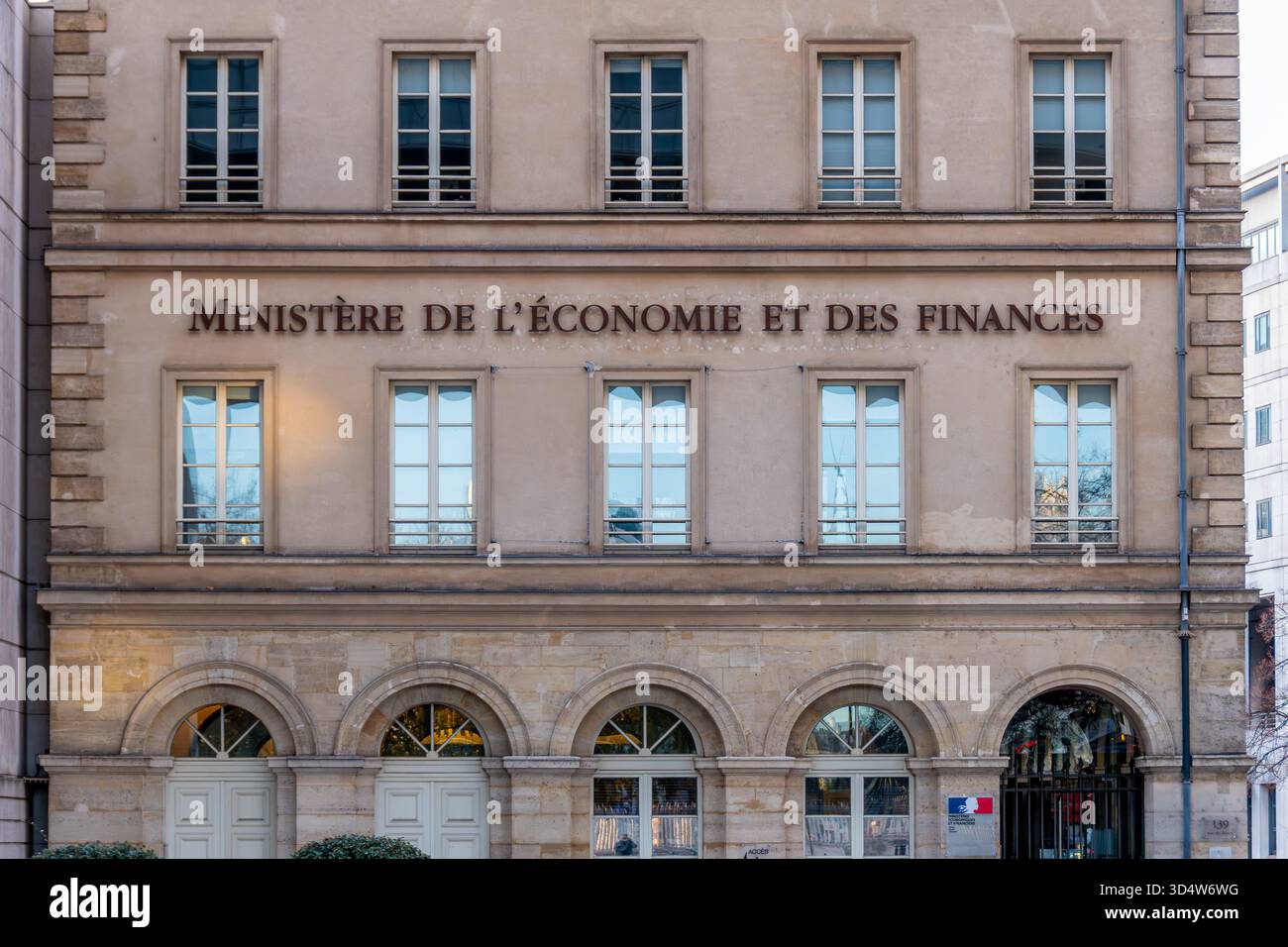 Schild am Eingang von „Bercy“, dem Gebäude, in dem sich das Wirtschafts- und Finanzministerium und mehrere französische Ministerien mit wirtschaftlichem Schwerpunkt befinden Stockfoto