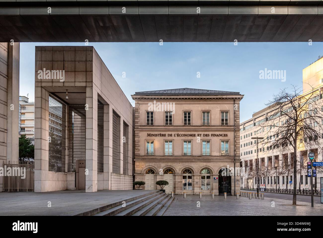 Eingang zu „Bercy“, dem Gebäude, in dem sich das Wirtschafts- und Finanzministerium sowie mehrere französische Ministerien mit wirtschaftlichem Schwerpunkt befinden Stockfoto