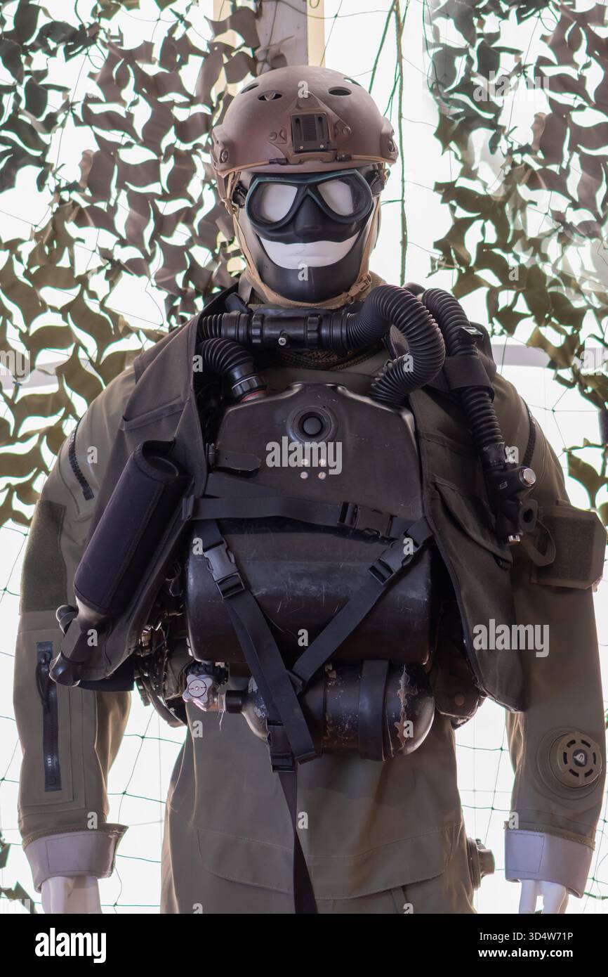Eine Schaufensterpuppe im luftdichten Anzug, moderne Armeeausrüstung für Unterwassereinsätze Stockfoto
