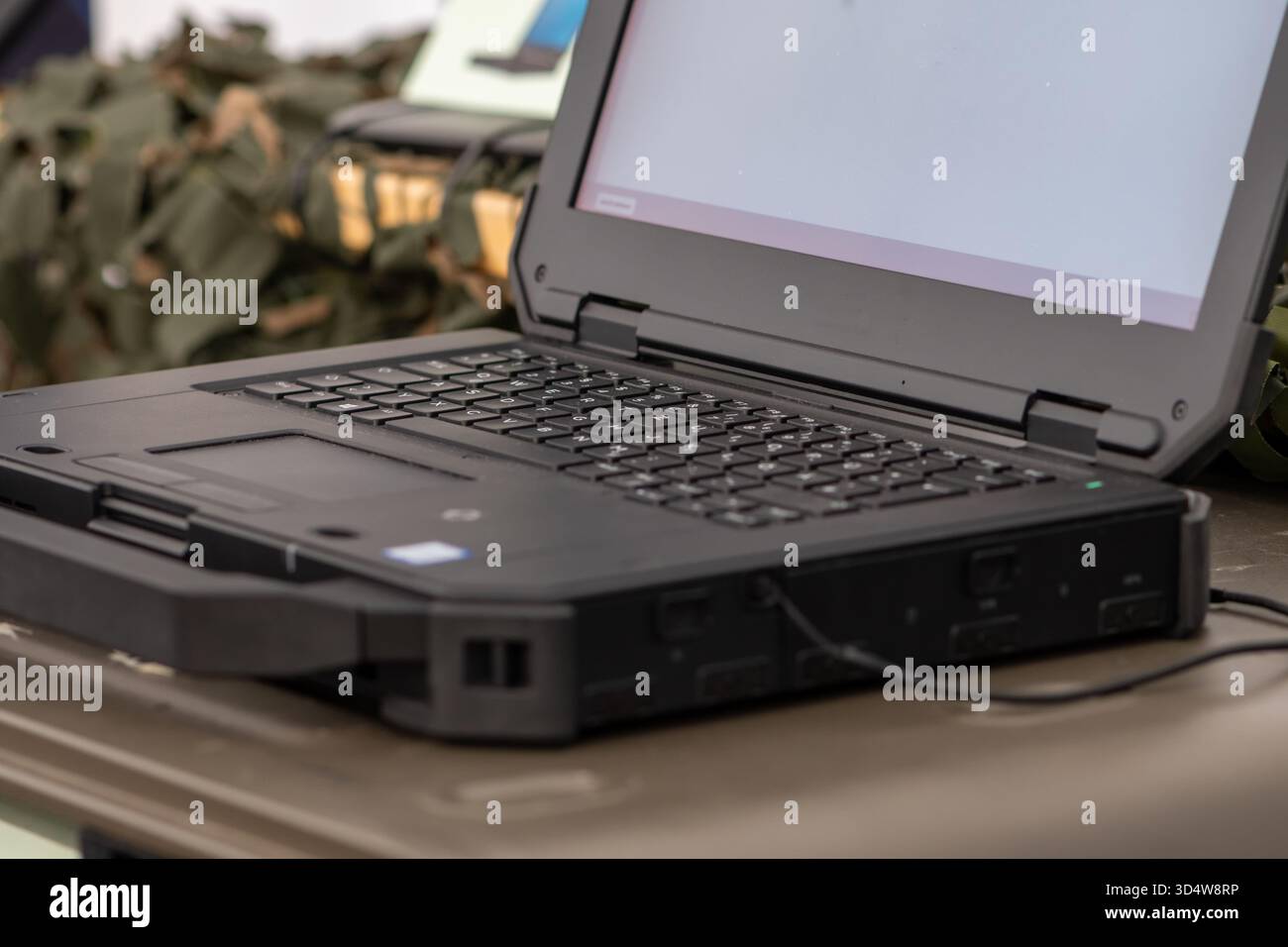 Ein robuster Laptop für den Außenbereich auf einem Militärpult wird im Außendienst verwendet Stockfoto