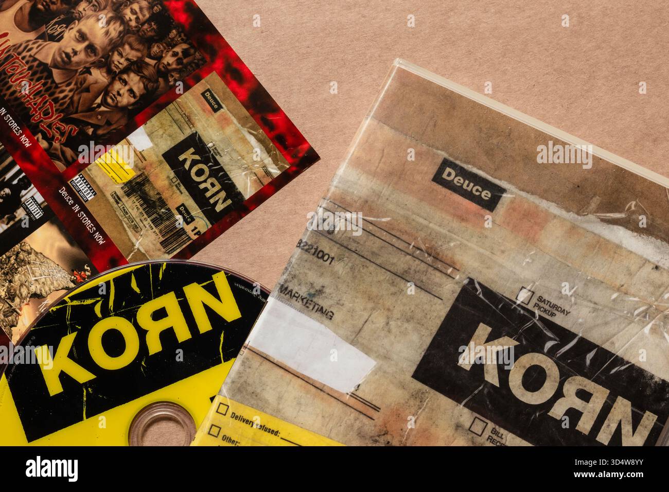 „Korn - Deuce“ DVD-Disc mit Cover und Einsatz, isoliert auf hellem, glattem Hintergrund. Stockfoto