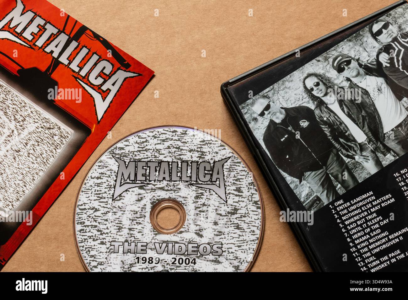 „Metallica - The Videos 1989-2004“ DVD mit Cover mit Bandmitgliedern und Songlist, isoliert auf hellem Hintergrund. Stockfoto