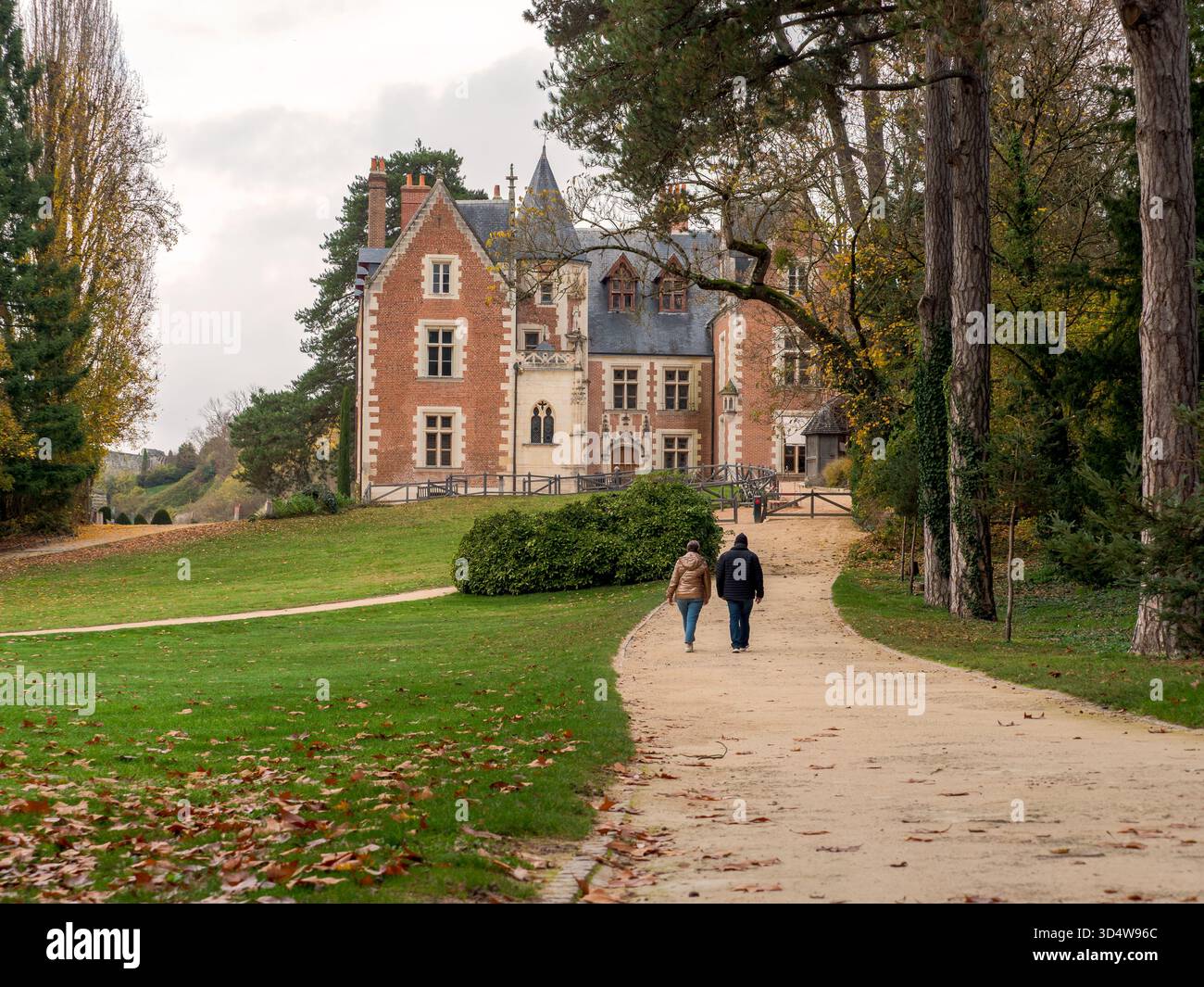 Frankreich, Schloss Clos Lucé, 11. November 2025. Ein paar Spaziergänge entlang eines Herbstwegs zum Schloss Clos Lucé in Amboise, der ehemaligen Residenz von Leonardo da Vin Stockfoto