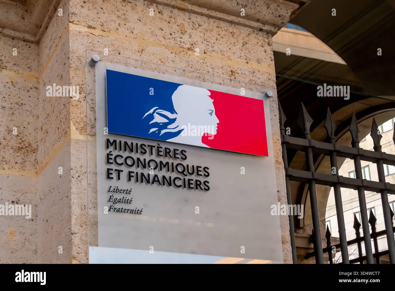 Schild am Eingang von „Bercy“, einem Gebäude, in dem mehrere französische Ministerien mit wirtschaftlichem und finanziellem Schwerpunkt untergebracht sind, Paris, Frankreich Stockfoto
