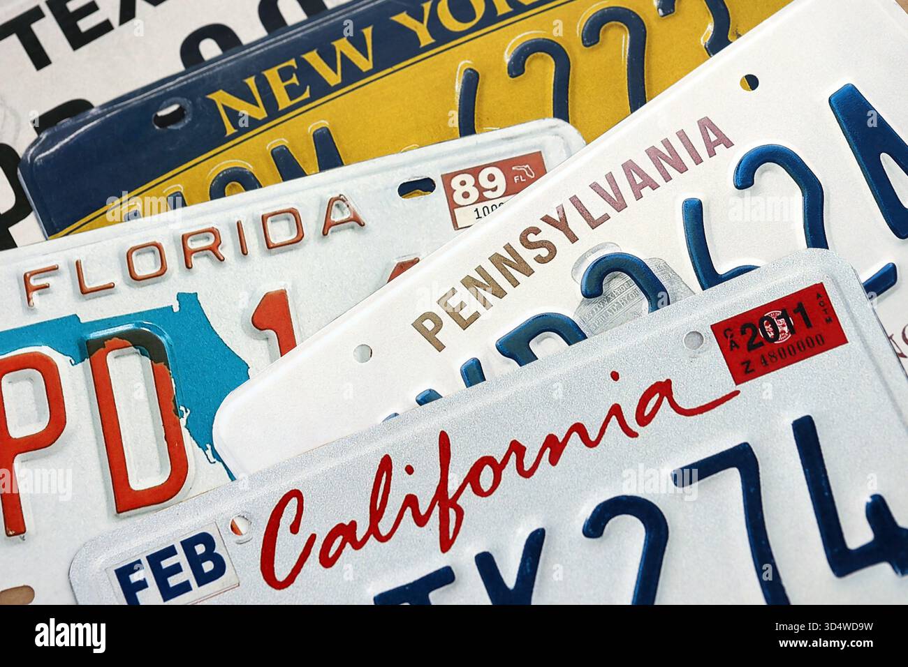 Alte US-Autokennzeichen mit verschiedenen Namen aus der Nähe. Konzept des Fahrens in den USA. Erreichen einer Fahrzeugregistrierung Stockfoto