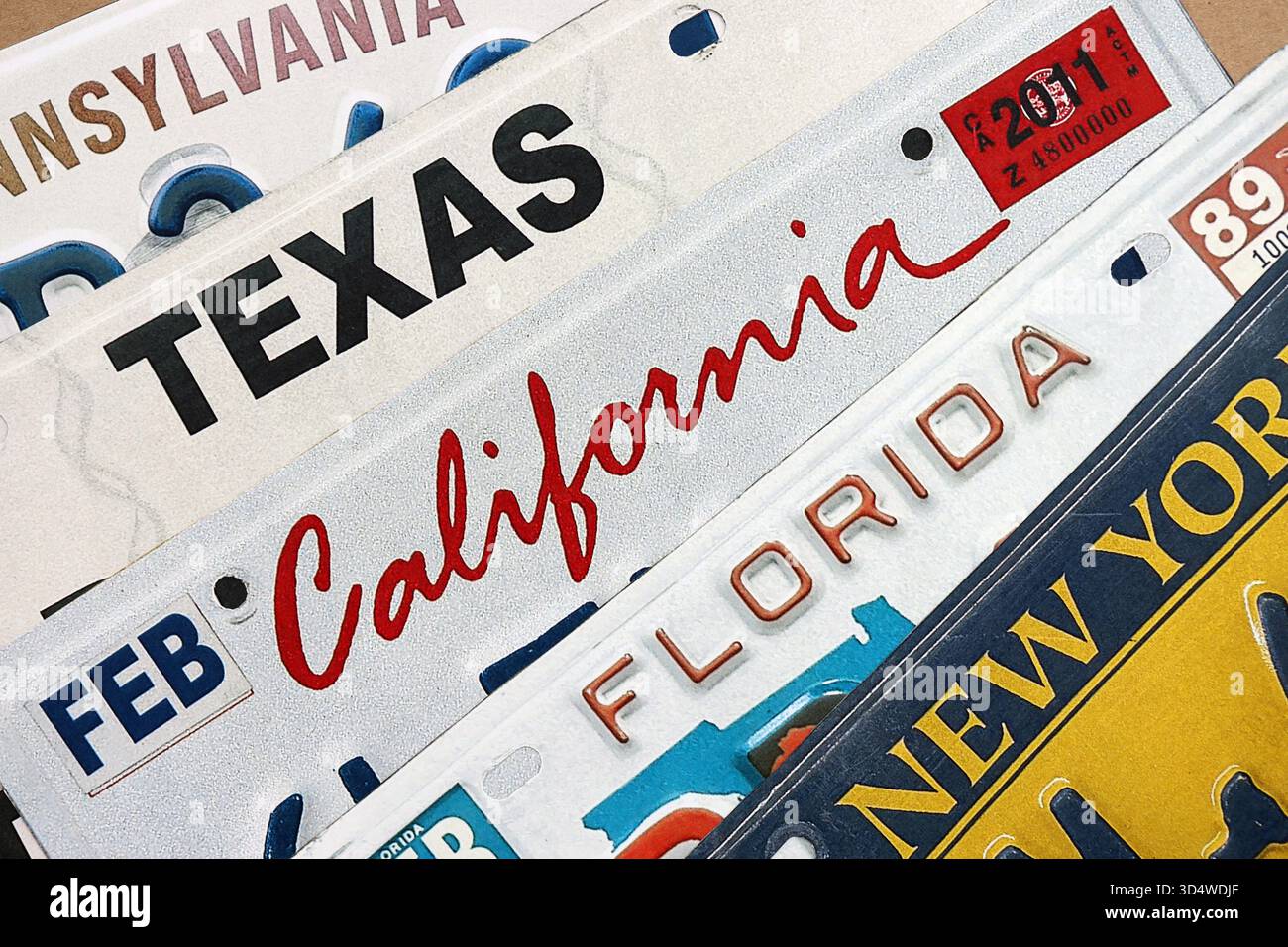 Alte US-Autokennzeichen mit verschiedenen Namen aus der Nähe. Konzept des Fahrens in den USA. Erreichen einer Fahrzeugregistrierung Stockfoto