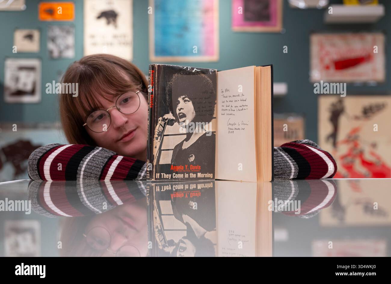 Shapero Rare Books, New Bond Street, London, Großbritannien. November 2025. Die Hilary Gerrard Collection of Burroughs and the Long Sixties ist bei Shapero Rare Books erhältlich. Gedruckte Ephemere der Zeit (1955–1975) ist selten und diese große Sammlung, die von Hilary Gerard (1933–2023) zusammengestellt wurde, der von den 70er Jahren bis 2015 Finanzberater und Geschäftsleiter von Beatle Ringo Starr war, ist eine der besten. Die Sammlung wird für eine siebenstellige Summe angeboten. Bild: Eine Präsentationskopie von Angela Davis' erstem Buch, das 1971 im Marin County Gefängnis inhaftiert wurde. Quelle: Malcolm Park/Alamy Live News Stockfoto