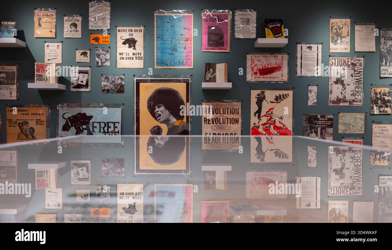 Shapero Rare Books, New Bond Street, London, Großbritannien. November 2025. Die Hilary Gerrard Collection of Burroughs and the Long Sixties ist bei Shapero Rare Books erhältlich. Gedruckte Ephemere der Zeit (1955–1975) ist selten und diese große Sammlung, die von Hilary Gerard (1933–2023) zusammengestellt wurde, der von den 70er Jahren bis 2015 Finanzberater und Geschäftsleiter von Beatle Ringo Starr war, ist eine der besten. Die Sammlung wird für eine siebenstellige Summe angeboten. Bild: Eine Sammlung von Material der Black Panther and Civil Rights Movement, einschließlich des allerersten Posters der Black Panther Party mit dem Slogan „Move on over o Stockfoto