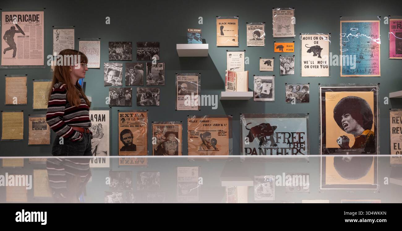 Shapero Rare Books, New Bond Street, London, Großbritannien. November 2025. Die Hilary Gerrard Collection of Burroughs and the Long Sixties ist bei Shapero Rare Books erhältlich. Gedruckte Ephemere der Zeit (1955–1975) ist selten und diese große Sammlung, die von Hilary Gerard (1933–2023) zusammengestellt wurde, der von den 70er Jahren bis 2015 Finanzberater und Geschäftsleiter von Beatle Ringo Starr war, ist eine der besten. Die Sammlung wird für eine siebenstellige Summe angeboten. Bild: Eine Sammlung von Material der Black Panther and Civil Rights Movement, einschließlich des allerersten Posters der Black Panther Party mit dem Slogan „Move on over o Stockfoto