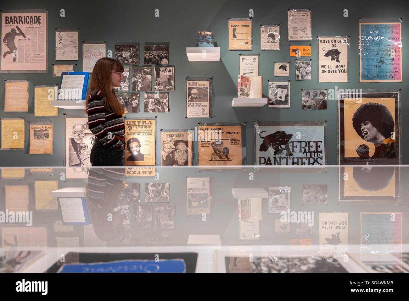 Shapero Rare Books, New Bond Street, London, Großbritannien. November 2025. Die Hilary Gerrard Collection of Burroughs and the Long Sixties ist bei Shapero Rare Books erhältlich. Gedruckte Ephemere der Zeit (1955–1975) ist selten und diese große Sammlung, die von Hilary Gerard (1933–2023) zusammengestellt wurde, der von den 70er Jahren bis 2015 Finanzberater und Geschäftsleiter von Beatle Ringo Starr war, ist eine der besten. Die Sammlung wird für eine siebenstellige Summe angeboten. Bild: Eine Sammlung von Material der Black Panther and Civil Rights Movement, einschließlich des allerersten Posters der Black Panther Party mit dem Slogan „Move on over o Stockfoto