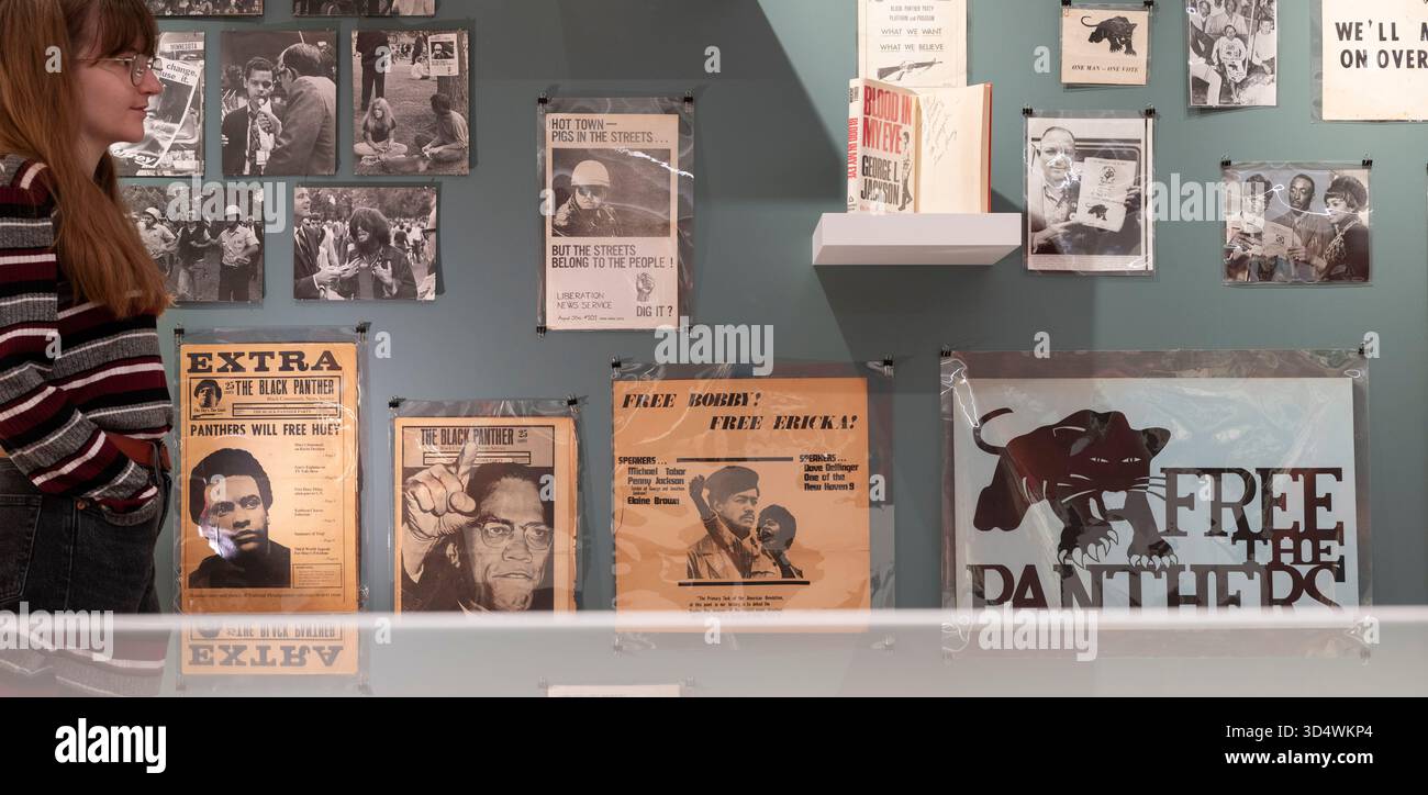 Shapero Rare Books, New Bond Street, London, Großbritannien. November 2025. Die Hilary Gerrard Collection of Burroughs and the Long Sixties ist bei Shapero Rare Books erhältlich. Gedruckte Ephemere der Zeit (1955–1975) ist selten und diese große Sammlung, die von Hilary Gerard (1933–2023) zusammengestellt wurde, der von den 70er Jahren bis 2015 Finanzberater und Geschäftsleiter von Beatle Ringo Starr war, ist eine der besten. Die Sammlung wird für eine siebenstellige Summe angeboten. Bild: Eine Sammlung von Material der Black Panther and Civil Rights Movement, einschließlich des allerersten Posters der Black Panther Party mit dem Slogan „Move on over o Stockfoto