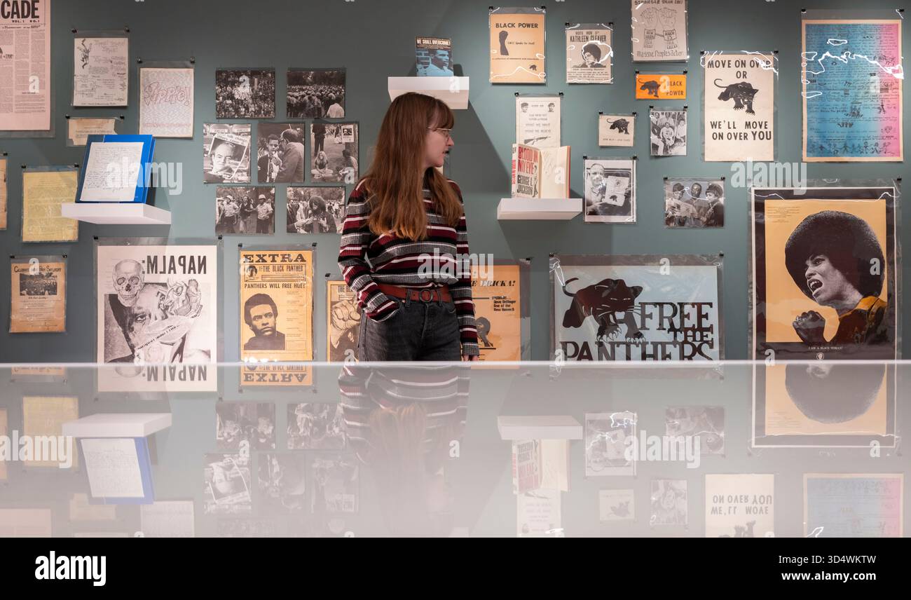 Shapero Rare Books, New Bond Street, London, Großbritannien. November 2025. Die Hilary Gerrard Collection of Burroughs and the Long Sixties ist bei Shapero Rare Books erhältlich. Gedruckte Ephemere der Zeit (1955–1975) ist selten und diese große Sammlung, die von Hilary Gerard (1933–2023) zusammengestellt wurde, der von den 70er Jahren bis 2015 Finanzberater und Geschäftsleiter von Beatle Ringo Starr war, ist eine der besten. Die Sammlung wird für eine siebenstellige Summe angeboten. Bild: Eine Sammlung von Material der Black Panther and Civil Rights Movement, einschließlich des allerersten Posters der Black Panther Party mit dem Slogan „Move on over o Stockfoto