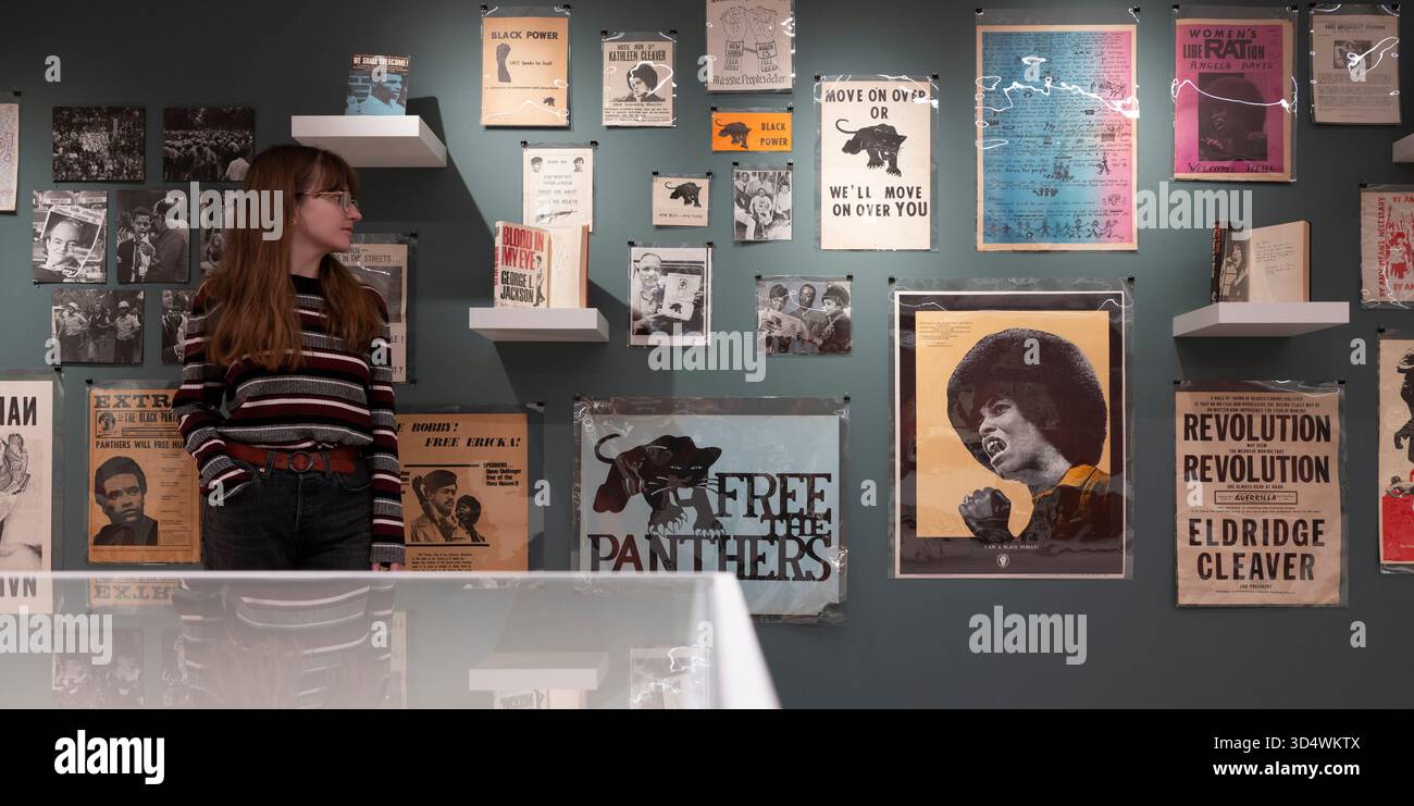 Shapero Rare Books, New Bond Street, London, Großbritannien. November 2025. Die Hilary Gerrard Collection of Burroughs and the Long Sixties ist bei Shapero Rare Books erhältlich. Gedruckte Ephemere der Zeit (1955–1975) ist selten und diese große Sammlung, die von Hilary Gerard (1933–2023) zusammengestellt wurde, der von den 70er Jahren bis 2015 Finanzberater und Geschäftsleiter von Beatle Ringo Starr war, ist eine der besten. Die Sammlung wird für eine siebenstellige Summe angeboten. Bild: Eine Sammlung von Material der Black Panther and Civil Rights Movement, einschließlich des allerersten Posters der Black Panther Party mit dem Slogan „Move on over o Stockfoto