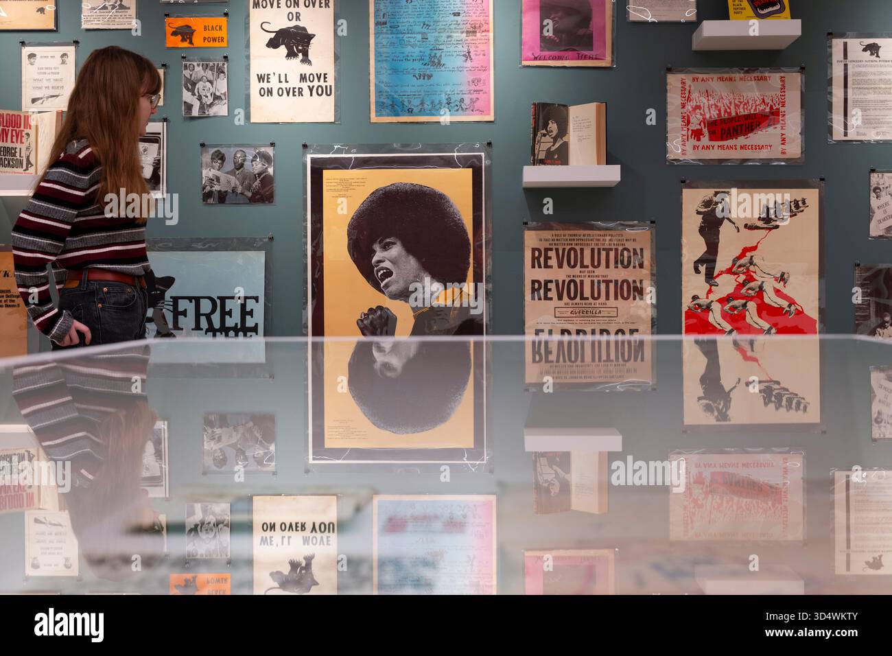 Shapero Rare Books, New Bond Street, London, Großbritannien. November 2025. Die Hilary Gerrard Collection of Burroughs and the Long Sixties ist bei Shapero Rare Books erhältlich. Gedruckte Ephemere der Zeit (1955–1975) ist selten und diese große Sammlung, die von Hilary Gerard (1933–2023) zusammengestellt wurde, der von den 70er Jahren bis 2015 Finanzberater und Geschäftsleiter von Beatle Ringo Starr war, ist eine der besten. Die Sammlung wird für eine siebenstellige Summe angeboten. Bild: Eine Sammlung von Material der Black Panther and Civil Rights Movement, einschließlich des allerersten Posters der Black Panther Party mit dem Slogan „Move on over o Stockfoto