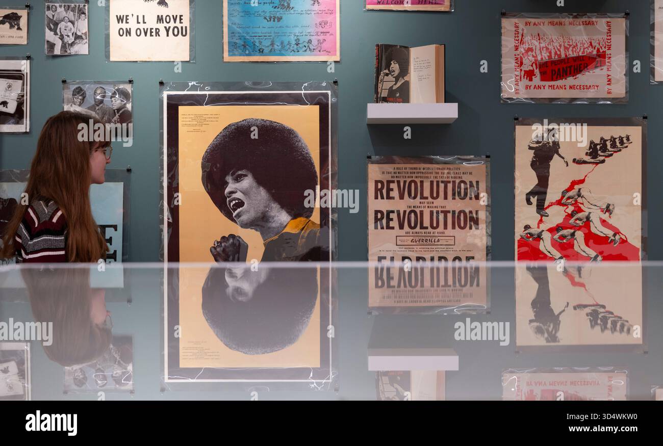 Shapero Rare Books, New Bond Street, London, Großbritannien. November 2025. Die Hilary Gerrard Collection of Burroughs and the Long Sixties ist bei Shapero Rare Books erhältlich. Gedruckte Ephemere der Zeit (1955–1975) ist selten und diese große Sammlung, die von Hilary Gerard (1933–2023) zusammengestellt wurde, der von den 70er Jahren bis 2015 Finanzberater und Geschäftsleiter von Beatle Ringo Starr war, ist eine der besten. Die Sammlung wird für eine siebenstellige Summe angeboten. Quelle: Malcolm Park/Alamy Live News Stockfoto