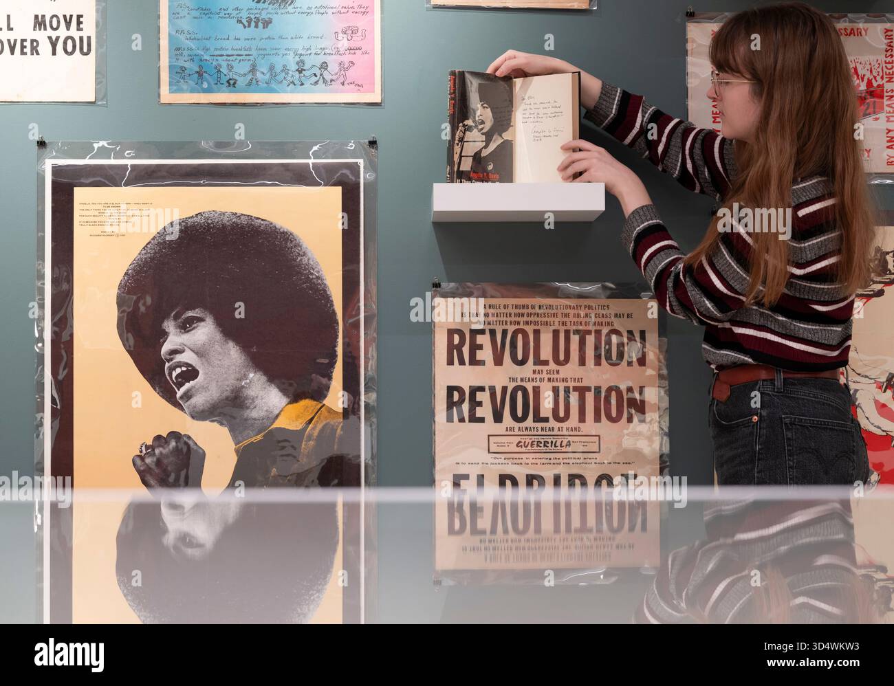 Shapero Rare Books, New Bond Street, London, Großbritannien. November 2025. Die Hilary Gerrard Collection of Burroughs and the Long Sixties ist bei Shapero Rare Books erhältlich. Gedruckte Ephemere der Zeit (1955–1975) ist selten und diese große Sammlung, die von Hilary Gerard (1933–2023) zusammengestellt wurde, der von den 70er Jahren bis 2015 Finanzberater und Geschäftsleiter von Beatle Ringo Starr war, ist eine der besten. Die Sammlung wird für eine siebenstellige Summe angeboten. Quelle: Malcolm Park/Alamy Live News Stockfoto