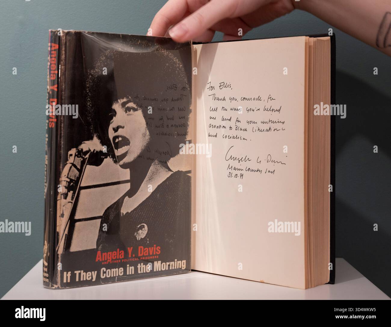 Shapero Rare Books, New Bond Street, London, Großbritannien. November 2025. Die Hilary Gerrard Collection of Burroughs and the Long Sixties ist bei Shapero Rare Books erhältlich. Gedruckte Ephemere der Zeit (1955–1975) ist selten und diese große Sammlung, die von Hilary Gerard (1933–2023) zusammengestellt wurde, der von den 70er Jahren bis 2015 Finanzberater und Geschäftsleiter von Beatle Ringo Starr war, ist eine der besten. Die Sammlung wird für eine siebenstellige Summe angeboten. Bild: Eine Präsentationskopie von Angela Davis' erstem Buch, das 1971 im Marin County Gefängnis inhaftiert wurde. Quelle: Malcolm Park/Alamy Live News Stockfoto