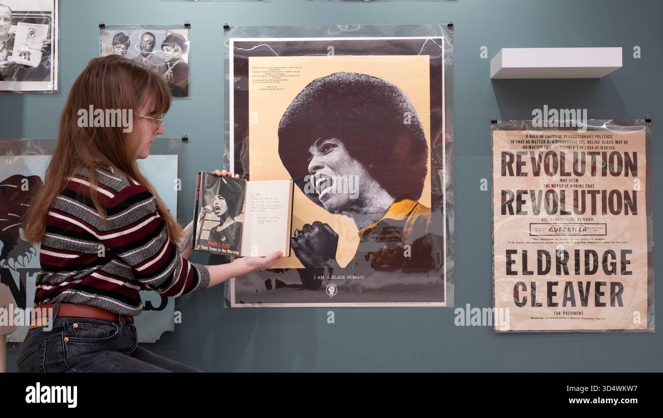 Shapero Rare Books, New Bond Street, London, Großbritannien. November 2025. Die Hilary Gerrard Collection of Burroughs and the Long Sixties ist bei Shapero Rare Books erhältlich. Gedruckte Ephemere der Zeit (1955–1975) ist selten und diese große Sammlung, die von Hilary Gerard (1933–2023) zusammengestellt wurde, der von den 70er Jahren bis 2015 Finanzberater und Geschäftsleiter von Beatle Ringo Starr war, ist eine der besten. Die Sammlung wird für eine siebenstellige Summe angeboten. Quelle: Malcolm Park/Alamy Live News Stockfoto