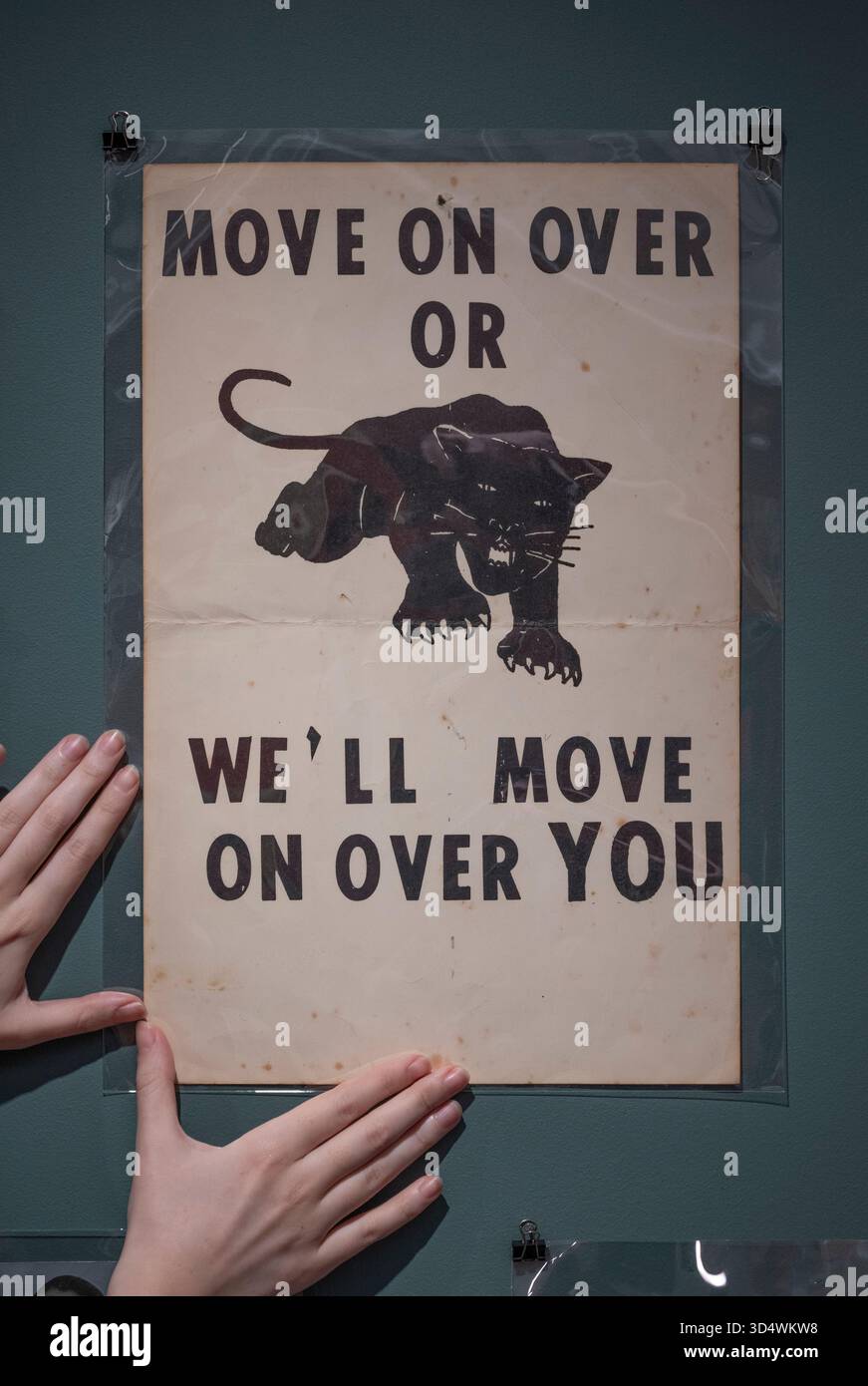 Shapero Rare Books, New Bond Street, London, Großbritannien. November 2025. Die Hilary Gerrard Collection of Burroughs and the Long Sixties ist bei Shapero Rare Books erhältlich. Gedruckte Ephemere der Zeit (1955–1975) ist selten und diese große Sammlung, die von Hilary Gerard (1933–2023) zusammengestellt wurde, der von den 70er Jahren bis 2015 Finanzberater und Geschäftsleiter von Beatle Ringo Starr war, ist eine der besten. Die Sammlung wird für eine siebenstellige Summe angeboten. Bild: Eine Sammlung von Material der Black Panther and Civil Rights Movement, einschließlich des allerersten Posters der Black Panther Party mit dem Slogan „Move on over o Stockfoto