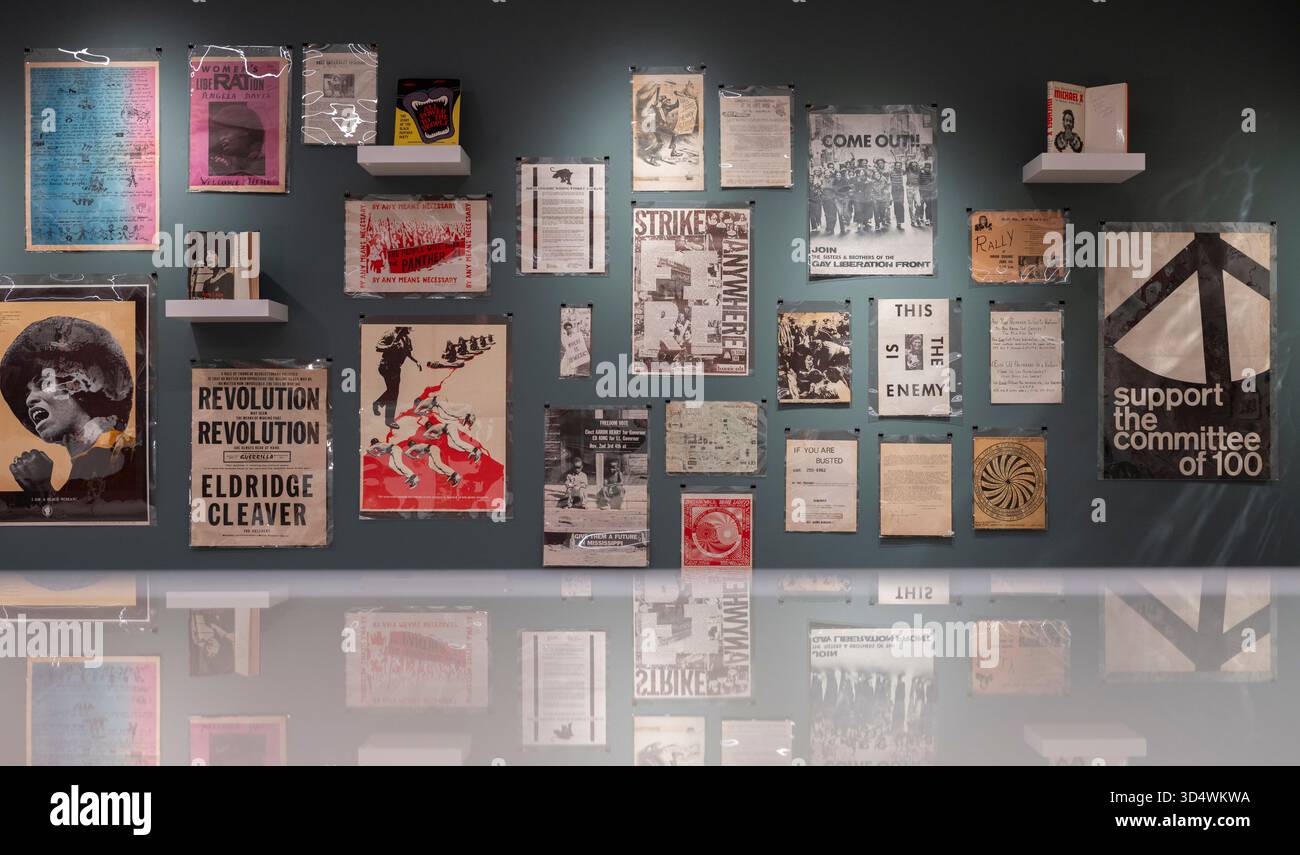 Shapero Rare Books, New Bond Street, London, Großbritannien. November 2025. Die Hilary Gerrard Collection of Burroughs and the Long Sixties ist bei Shapero Rare Books erhältlich. Gedruckte Ephemere der Zeit (1955–1975) ist selten und diese große Sammlung, die von Hilary Gerard (1933–2023) zusammengestellt wurde, der von den 70er Jahren bis 2015 Finanzberater und Geschäftsleiter von Beatle Ringo Starr war, ist eine der besten. Die Sammlung wird für eine siebenstellige Summe angeboten. Quelle: Malcolm Park/Alamy Live News Stockfoto