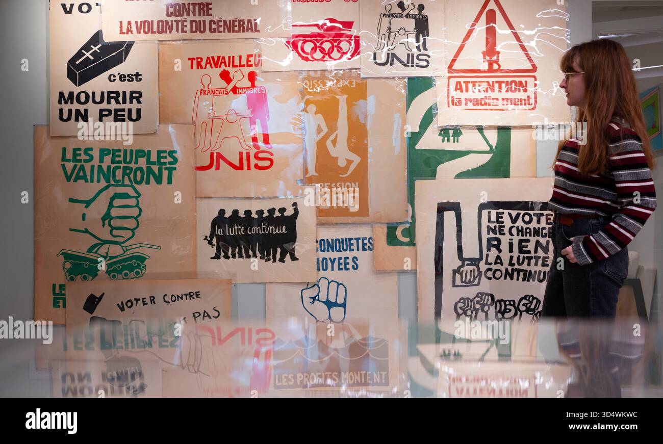 Shapero Rare Books, New Bond Street, London, Großbritannien. November 2025. Die Hilary Gerrard Collection of Burroughs and the Long Sixties ist bei Shapero Rare Books erhältlich. Gedruckte Ephemere der Zeit (1955–1975) ist selten und diese große Sammlung, die von Hilary Gerard (1933–2023) zusammengestellt wurde, der von den 70er Jahren bis 2015 Finanzberater und Geschäftsleiter von Beatle Ringo Starr war, ist eine der besten. Die Sammlung wird für eine siebenstellige Summe angeboten. Bild: Eine Sammlung von Protest-Plakaten im Mai 1968, die in Paris vom Atelier Populaire produziert wurden. Quelle: Malcolm Park/Alamy Live News Stockfoto