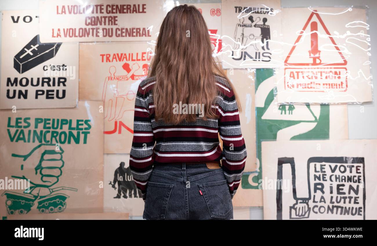 Shapero Rare Books, New Bond Street, London, Großbritannien. November 2025. Die Hilary Gerrard Collection of Burroughs and the Long Sixties ist bei Shapero Rare Books erhältlich. Gedruckte Ephemere der Zeit (1955–1975) ist selten und diese große Sammlung, die von Hilary Gerard (1933–2023) zusammengestellt wurde, der von den 70er Jahren bis 2015 Finanzberater und Geschäftsleiter von Beatle Ringo Starr war, ist eine der besten. Die Sammlung wird für eine siebenstellige Summe angeboten. Bild: Eine Sammlung von Protest-Plakaten im Mai 1968, die in Paris vom Atelier Populaire produziert wurden. Quelle: Malcolm Park/Alamy Live News Stockfoto