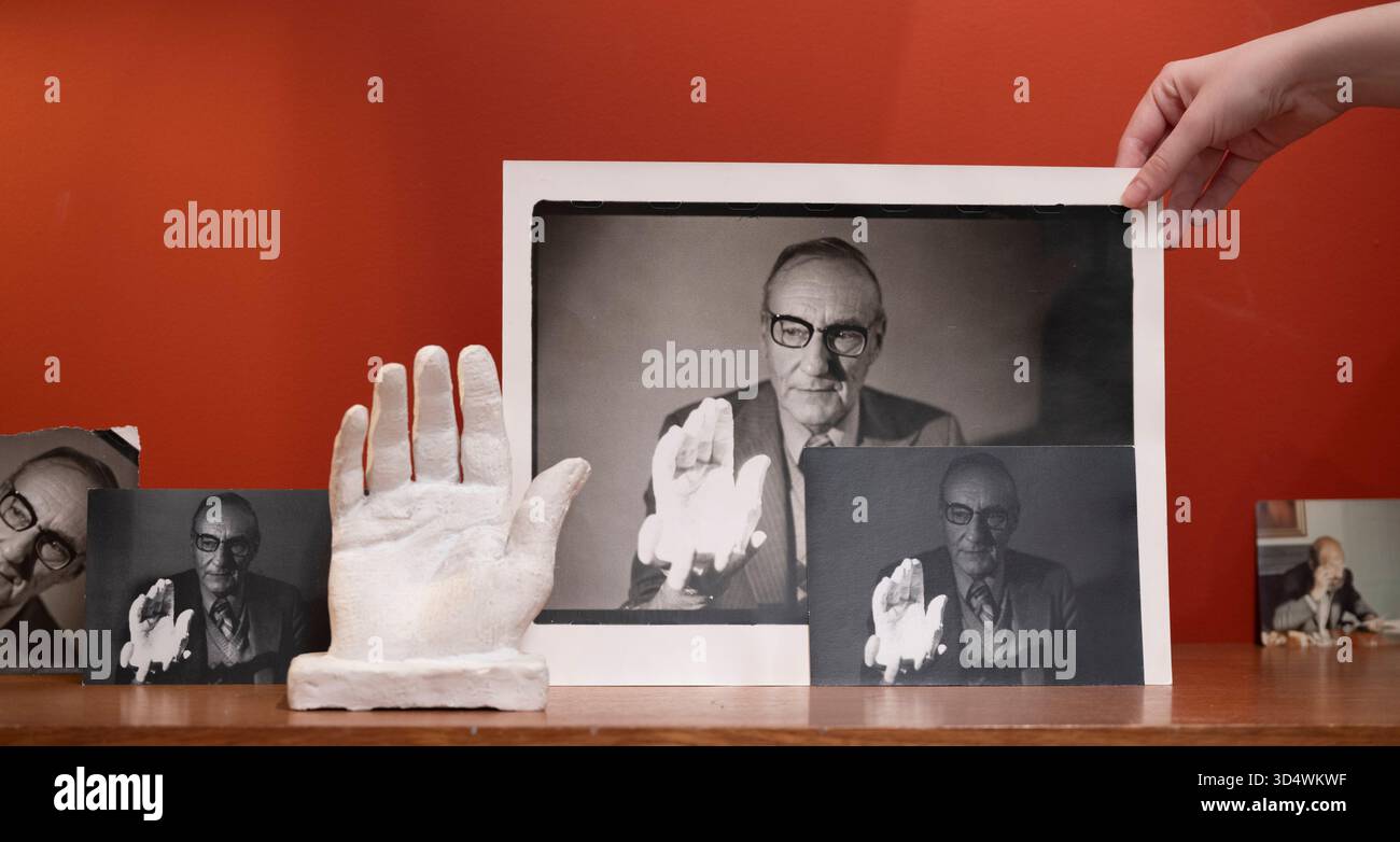 Shapero Rare Books, New Bond Street, London, Großbritannien. November 2025. Die Hilary Gerrard Collection of Burroughs and the Long Sixties ist bei Shapero Rare Books erhältlich. Gedruckte Ephemere der Zeit (1955–1975) ist selten und diese große Sammlung, die von Hilary Gerard (1933–2023) zusammengestellt wurde, der von den 70er Jahren bis 2015 Finanzberater und Geschäftsleiter von Beatle Ringo Starr war, ist eine der besten. Die Sammlung wird für eine siebenstellige Summe angeboten. Bild: Ein Gipsabdruck von William S. Burroughs rechte Hand von Caroline Gosselin als Teil ihrer bandagierten Poets Series, die sie mit Hilfe dieser Serie entwarf Stockfoto