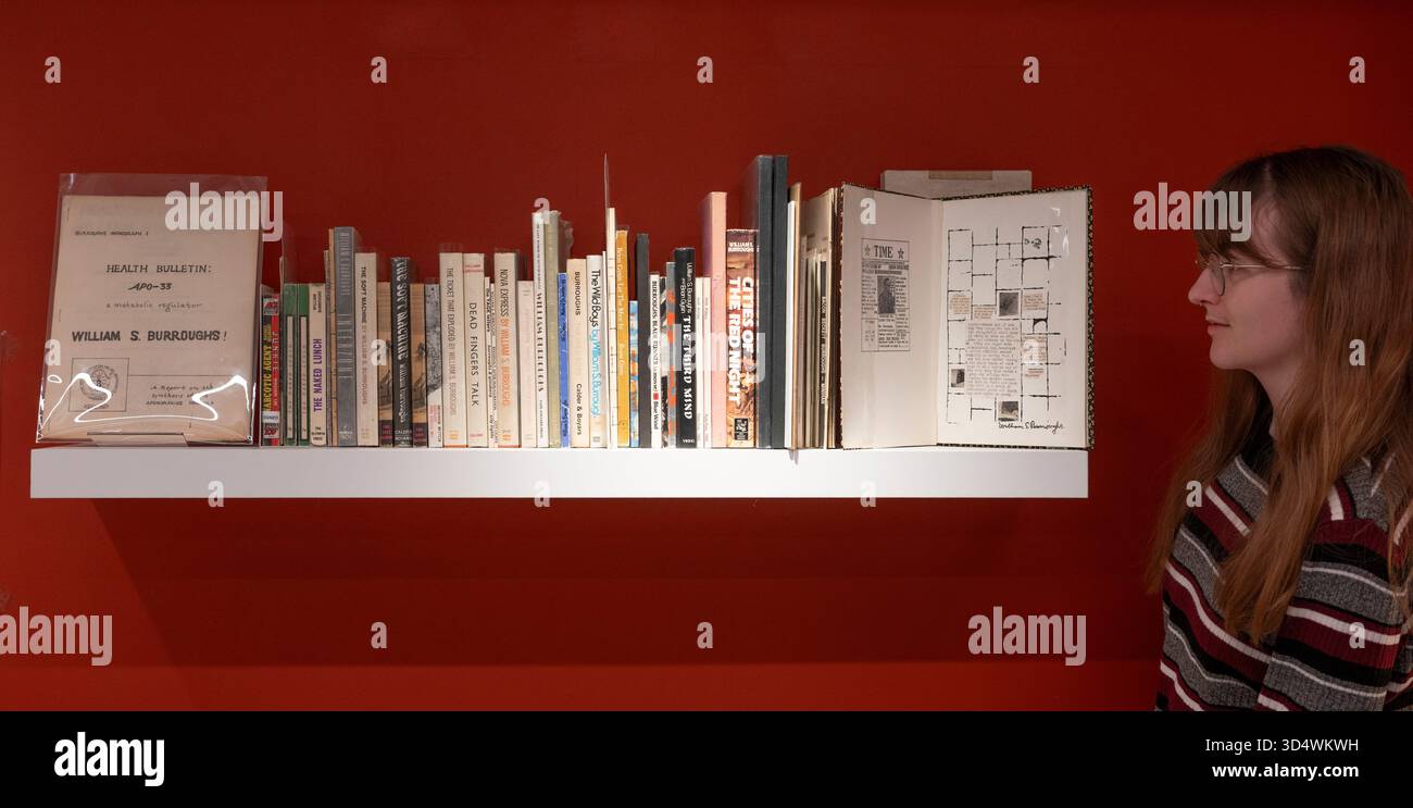 Shapero Rare Books, New Bond Street, London, Großbritannien. November 2025. Die Hilary Gerrard Collection of Burroughs and the Long Sixties ist bei Shapero Rare Books erhältlich. Gedruckte Ephemere der Zeit (1955–1975) ist selten und diese große Sammlung, die von Hilary Gerard (1933–2023) zusammengestellt wurde, der von den 70er Jahren bis 2015 Finanzberater und Geschäftsleiter von Beatle Ringo Starr war, ist eine der besten. Die Sammlung wird für eine siebenstellige Summe angeboten. Bild: William S Burroughs Health Bulletin, APO-33, die seltene wahre erste Kopie. Quelle: Malcolm Park/Alamy Live News Stockfoto