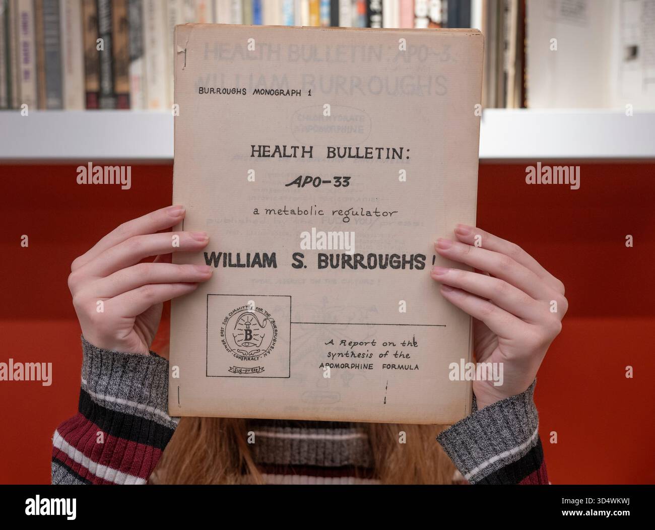 Shapero Rare Books, New Bond Street, London, Großbritannien. November 2025. Die Hilary Gerrard Collection of Burroughs and the Long Sixties ist bei Shapero Rare Books erhältlich. Gedruckte Ephemere der Zeit (1955–1975) ist selten und diese große Sammlung, die von Hilary Gerard (1933–2023) zusammengestellt wurde, der von den 70er Jahren bis 2015 Finanzberater und Geschäftsleiter von Beatle Ringo Starr war, ist eine der besten. Die Sammlung wird für eine siebenstellige Summe angeboten. Bild: William S Burroughs Health Bulletin, APO-33, die seltene wahre erste Kopie. Quelle: Malcolm Park/Alamy Live News Stockfoto