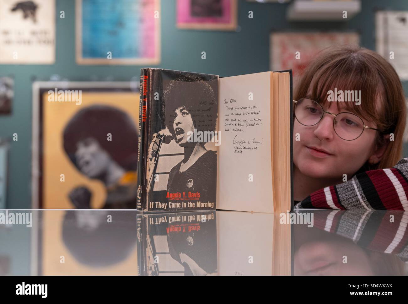 Shapero Rare Books, New Bond Street, London, Großbritannien. November 2025. Die Hilary Gerrard Collection of Burroughs and the Long Sixties ist bei Shapero Rare Books erhältlich. Gedruckte Ephemere der Zeit (1955–1975) ist selten und diese große Sammlung, die von Hilary Gerard (1933–2023) zusammengestellt wurde, der von den 70er Jahren bis 2015 Finanzberater und Geschäftsleiter von Beatle Ringo Starr war, ist eine der besten. Die Sammlung wird für eine siebenstellige Summe angeboten. Bild: Eine Präsentationskopie von Angela Davis' erstem Buch, das 1971 im Marin County Gefängnis inhaftiert wurde. Quelle: Malcolm Park/Alamy Live News Stockfoto