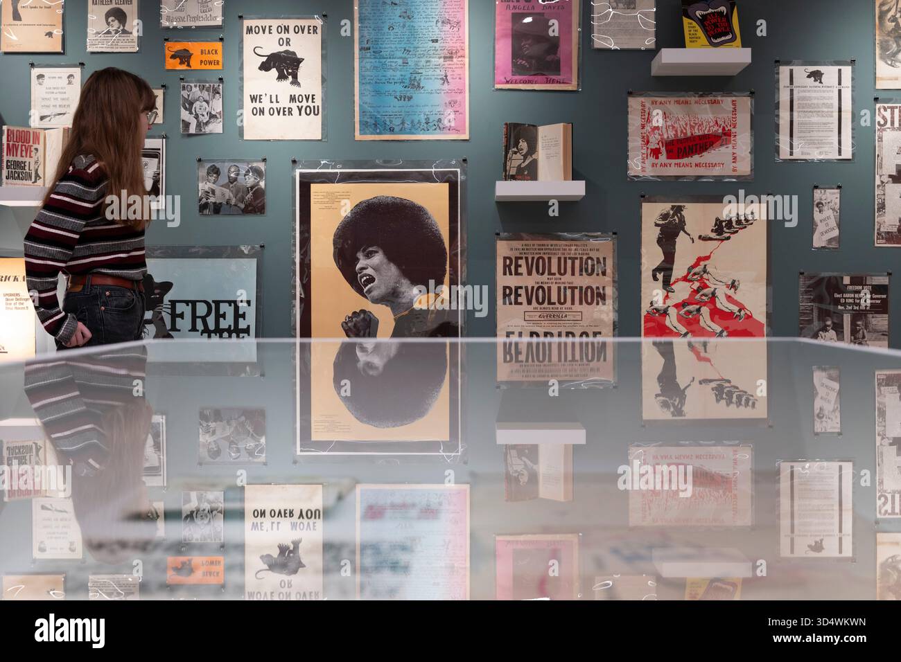 Shapero Rare Books, New Bond Street, London, Großbritannien. November 2025. Die Hilary Gerrard Collection of Burroughs and the Long Sixties ist bei Shapero Rare Books erhältlich. Gedruckte Ephemere der Zeit (1955–1975) ist selten und diese große Sammlung, die von Hilary Gerard (1933–2023) zusammengestellt wurde, der von den 70er Jahren bis 2015 Finanzberater und Geschäftsleiter von Beatle Ringo Starr war, ist eine der besten. Die Sammlung wird für eine siebenstellige Summe angeboten. Quelle: Malcolm Park/Alamy Live News Stockfoto