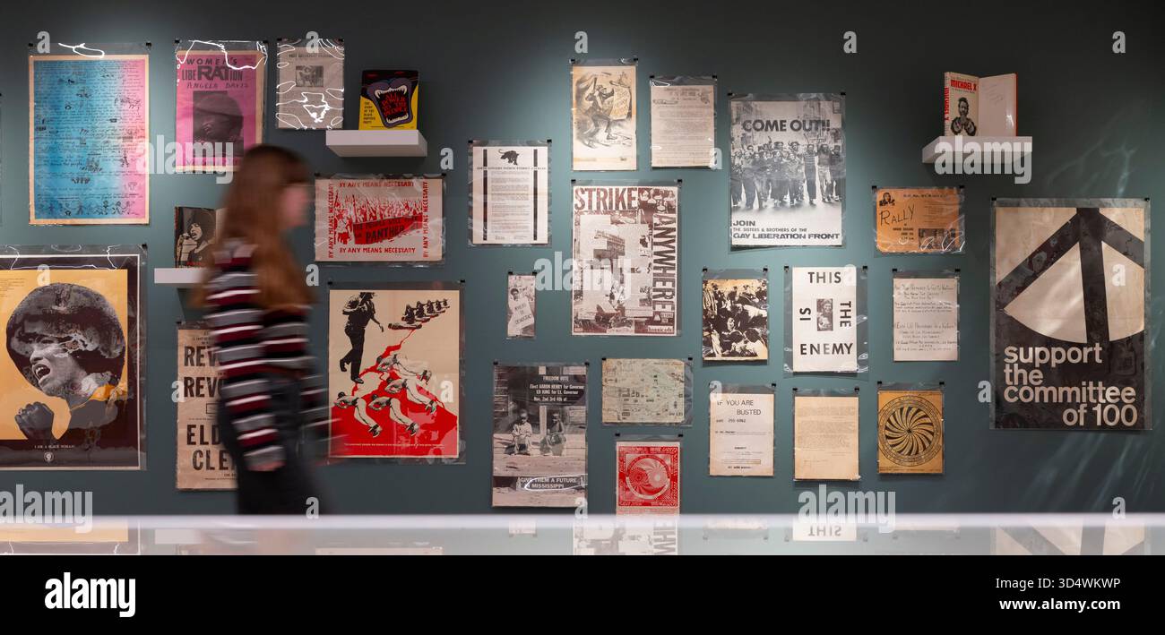 Shapero Rare Books, New Bond Street, London, Großbritannien. November 2025. Die Hilary Gerrard Collection of Burroughs and the Long Sixties ist bei Shapero Rare Books erhältlich. Gedruckte Ephemere der Zeit (1955–1975) ist selten und diese große Sammlung, die von Hilary Gerard (1933–2023) zusammengestellt wurde, der von den 70er Jahren bis 2015 Finanzberater und Geschäftsleiter von Beatle Ringo Starr war, ist eine der besten. Die Sammlung wird für eine siebenstellige Summe angeboten. Quelle: Malcolm Park/Alamy Live News Stockfoto