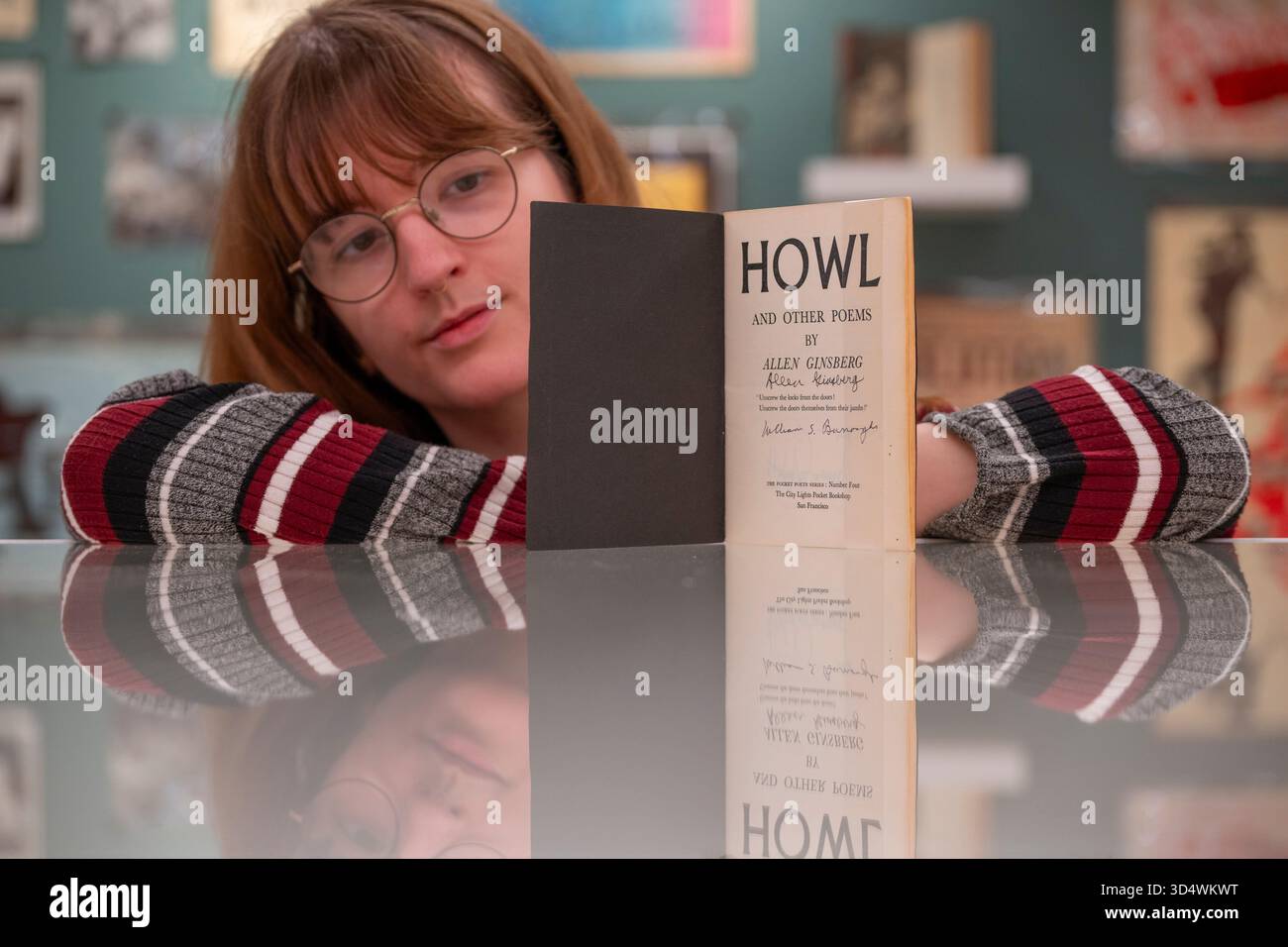 Shapero Rare Books, New Bond Street, London, Großbritannien. November 2025. Die Hilary Gerrard Collection of Burroughs and the Long Sixties ist bei Shapero Rare Books erhältlich. Gedruckte Ephemere der Zeit (1955–1975) ist selten und diese große Sammlung, die von Hilary Gerard (1933–2023) zusammengestellt wurde, der von den 70er Jahren bis 2015 Finanzberater und Geschäftsleiter von Beatle Ringo Starr war, ist eine der besten. Die Sammlung wird für eine siebenstellige Summe angeboten. Bild: Kopie von HEULEN und anderen Gedichten von Alan Ginsberg, signiert von ihm und William S. Burroughs. Quelle: Malcolm Park/Alamy Live News Stockfoto