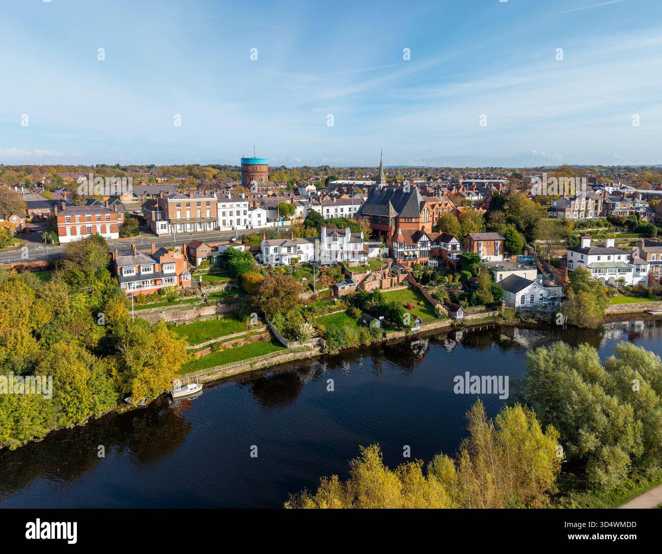 Die Luftaufnahme zeigt Wohngebäude entlang des Flusses Dee in Chester, Cheshire, England Stockfoto