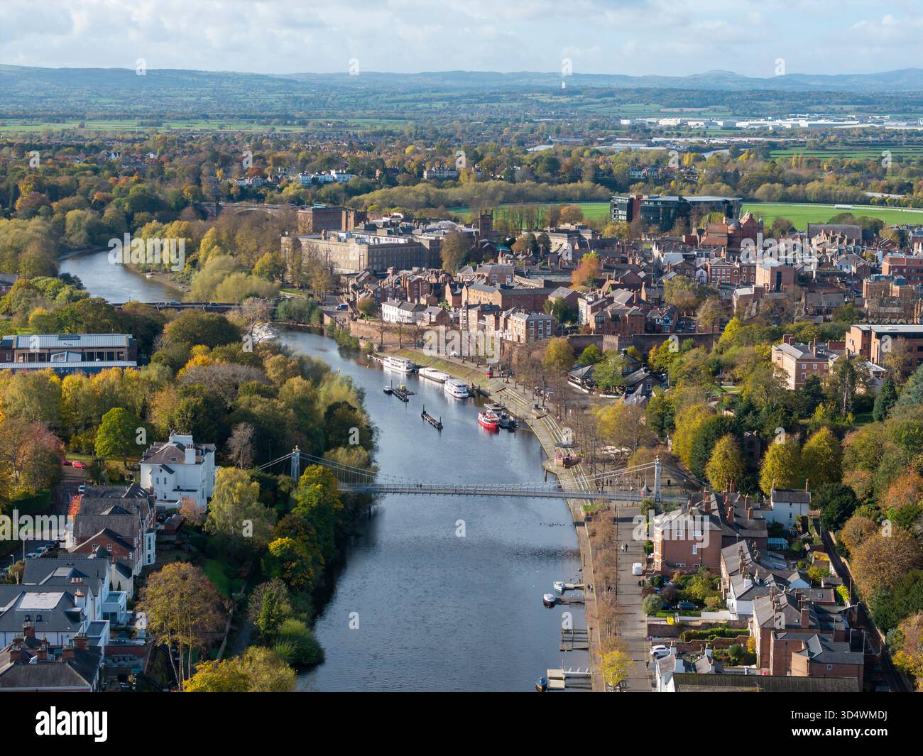 Aus der Vogelperspektive fließt der Fluss Dee vorbei am Stadtzentrum von Chester und dem umliegenden Stadtgebiet in Ches Stockfoto