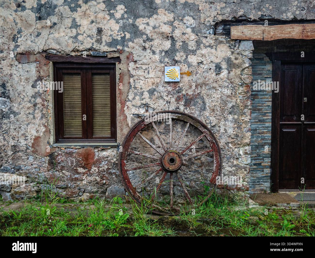 La Llera, Spanien. Juni 2025. Ein gelber Pfeil, der auf den Weg zeigt, befindet sich außerhalb eines traditionellen Steinhauses. Der nördliche Weg, ein 872 km langer Zweig des Jakobsweges, der Nordspanien durchquert, führt durch mehrere kleine Städte, die das ländliche Spanien gut repräsentieren. Einige von ihnen sind auch Teil des so genannten "verlassenen Spanien". Quelle: SOPA Images Limited/Alamy Live News Stockfoto