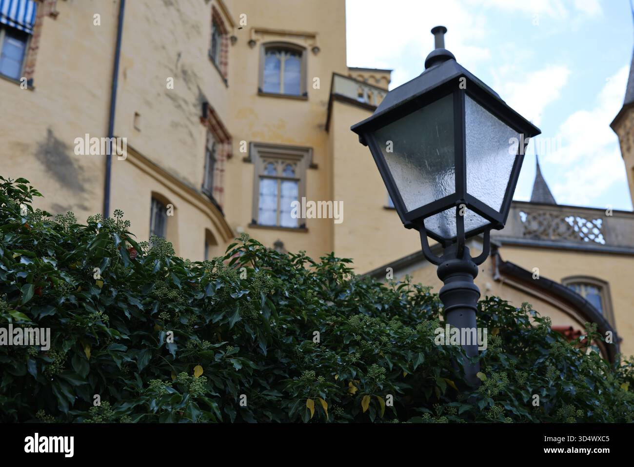 Historische Straßenlaterne vor der alten europäischen Schlossfassade Stockfoto