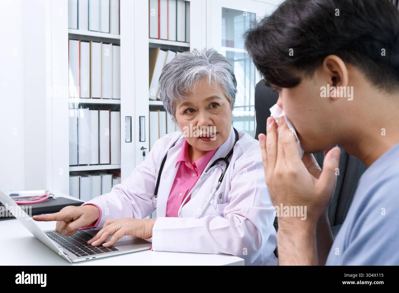 Senior asia weibliche Allergiespezialistin Arzt berät männlichen Patienten in der modernen Krankenhausklinik, medizinische Beratung und Behandlungsberatung, Gesundheitswesen Stockfoto