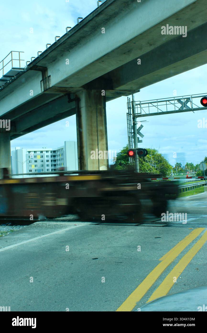 Absichtlich verschwommene Eisenbahnwagen beim Überqueren Stockfoto