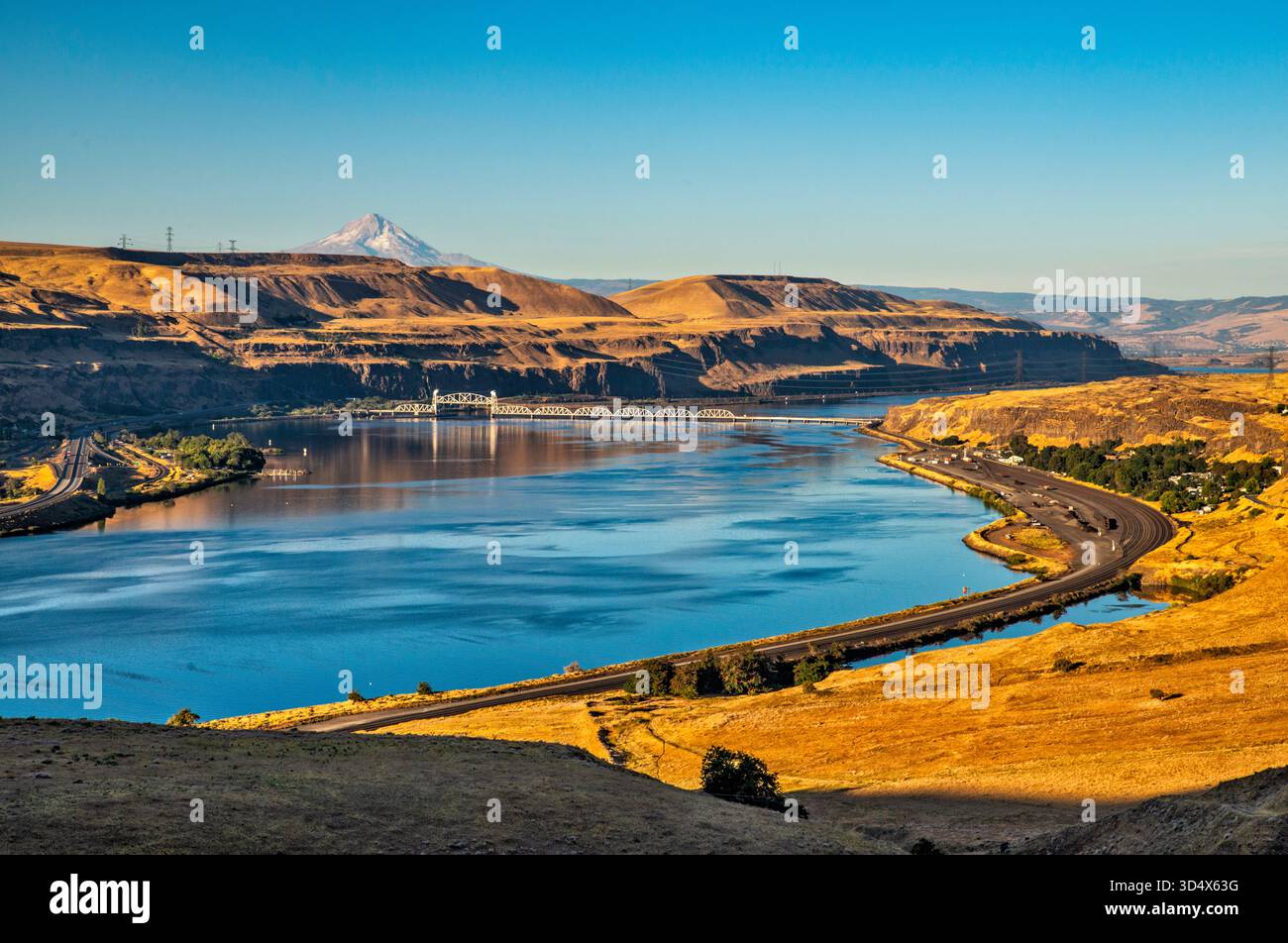 Columbia River Gorge, Stadt Wishram, Eisenbahngleise, Brücke, Mount Hood in Oregon in Far dist, Blick vom Lewis and Clark Trail, Washington, USA Stockfoto